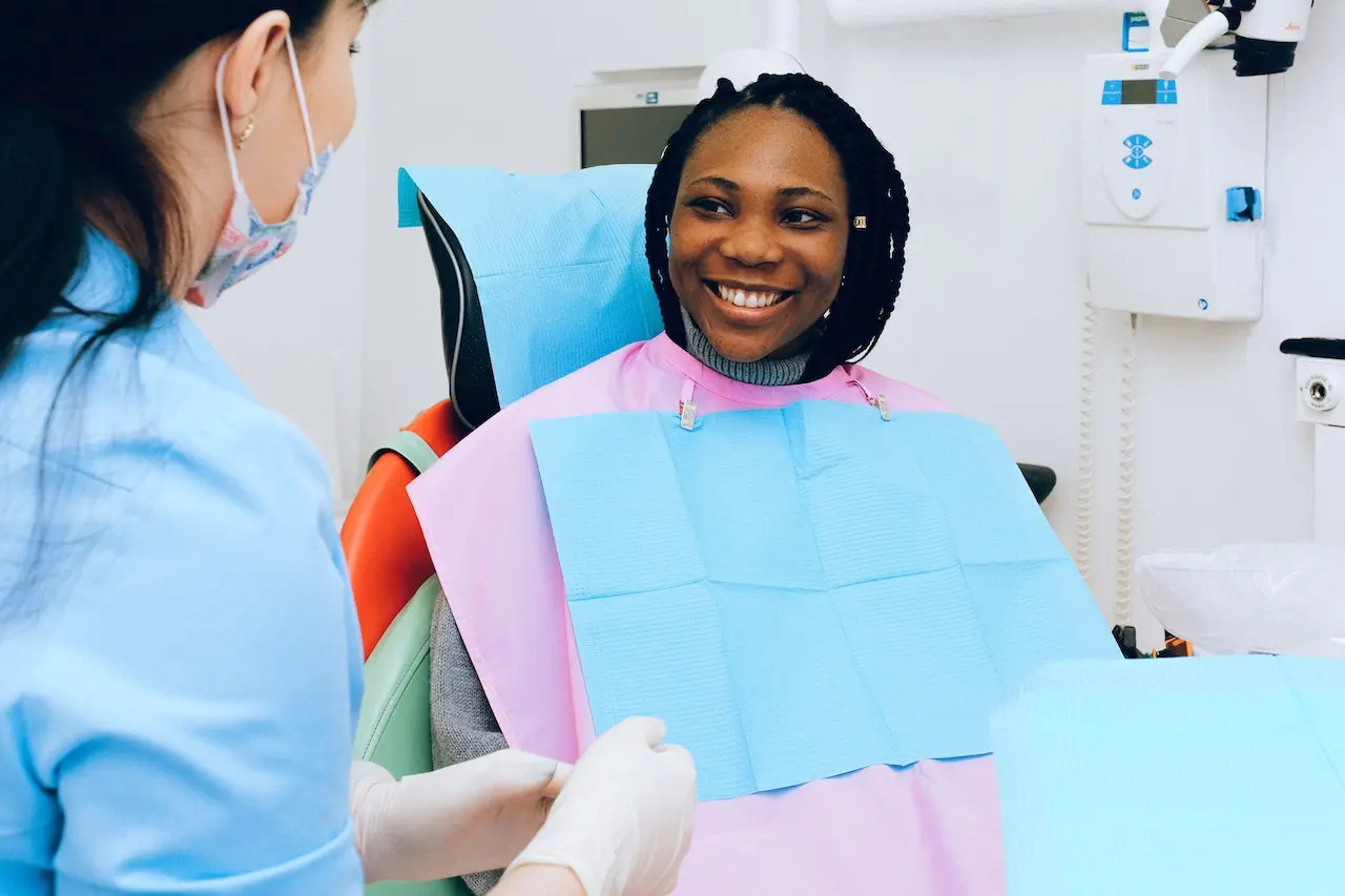 Como evitar a placa bacteriana nos dentes?