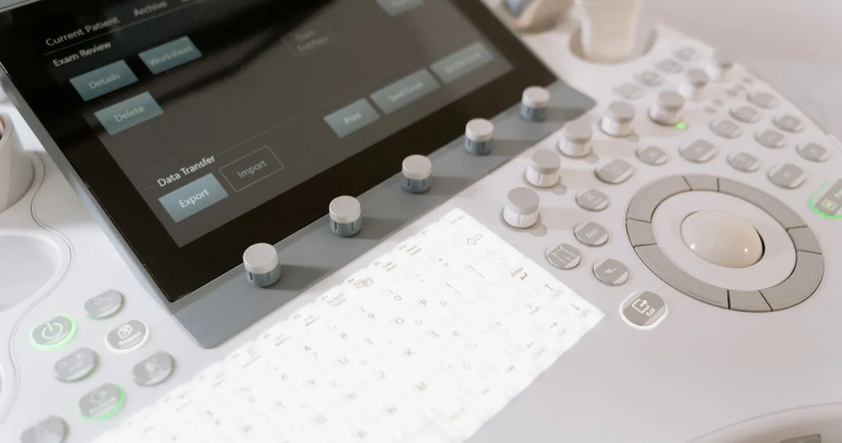 Painel de controle de um aparelho de ultrassom